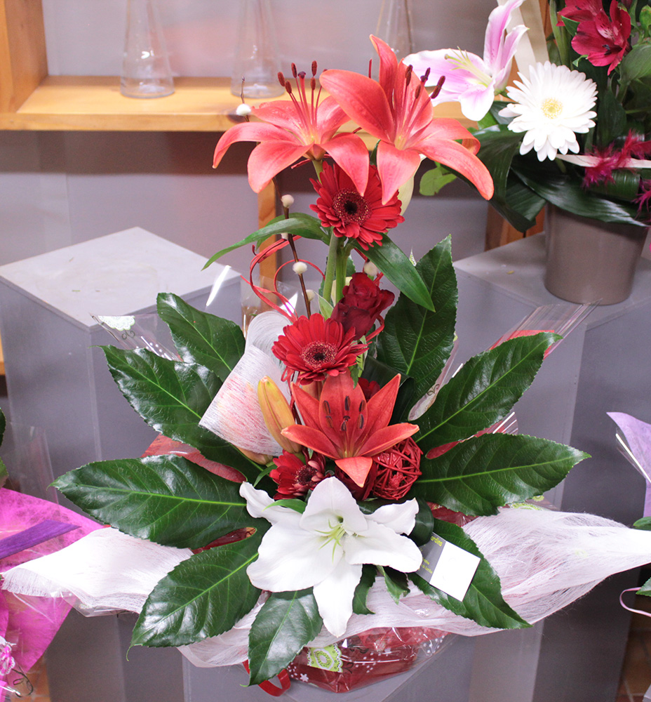 Notre fleuriste a réalisé ce bouquet bulle en hauteur dans les tons de rouges