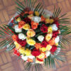 Bouquet bulle de 50 roses multicolores (rouge, orange, blanc, bicolore et jaune)