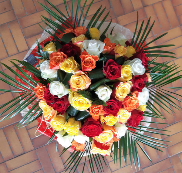 Bouquet bulle de 50 roses multicolores (rouge, orange, blanc, bicolore et jaune)