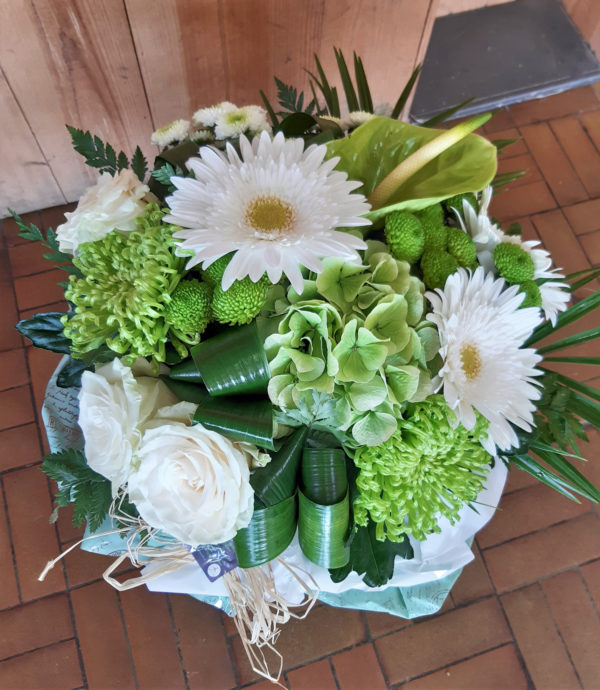 Bouquet bulle tons blanc et vert avec hortensia
