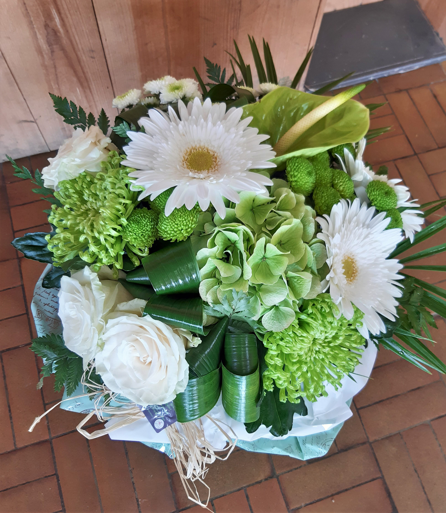 Bouquet bulle tons blanc et vert avec hortensia - Art Fleurs et Jardins