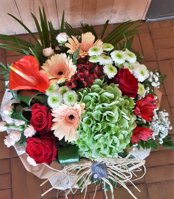 Bouquet bulle tons rouge et vert avec hortensia