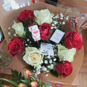 Bouquet de 9 roses à poser dans un vase