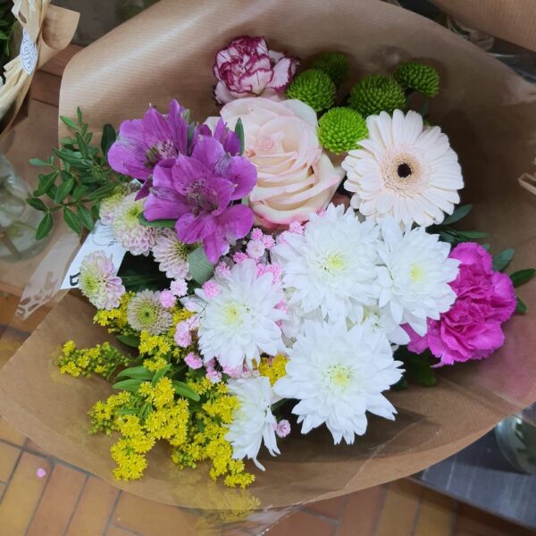 Bouquet varié - fleurs de saison – Image 5