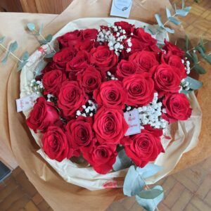 Bouquet 27 roses rouges et gypsophile